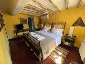 Double Room | 1 bedroom, minibar, free WiFi, bed sheets