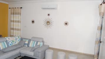 Apartemen, 3 kamar tidur, Bebas Asap Rokok | Ruang keluarga | Televisi layar datar 42-inci dengan saluran TV satelit dan TV