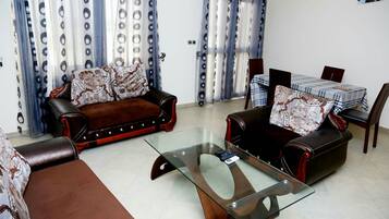 Căn hộ, 3 phòng ngủ, không hút thuốc | Phòng khách | TV màn hình phẳng 42-inch có truyền hình vệ tinh, TV