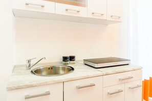 Full-sized fridge, microwave, stovetop, coffee/tea maker - Casa Laura (Sant'Agnello)