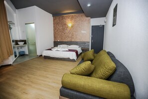 Desk, iron/ironing board, rollaway beds, free WiFi - New Dawn Hotel (Pontian)