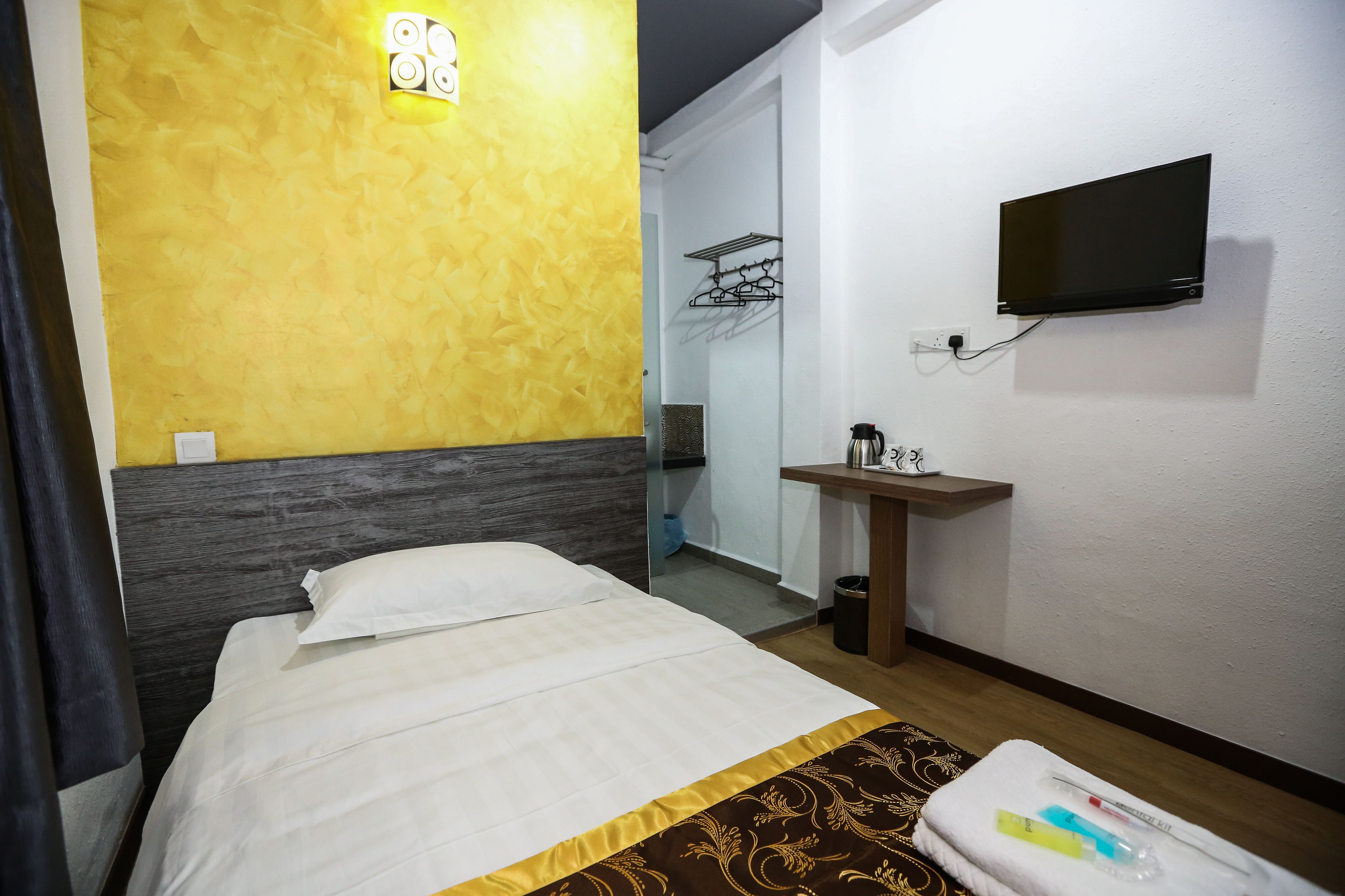 standard single room | desk, iron/ironing board, rollaway beds, free wifi