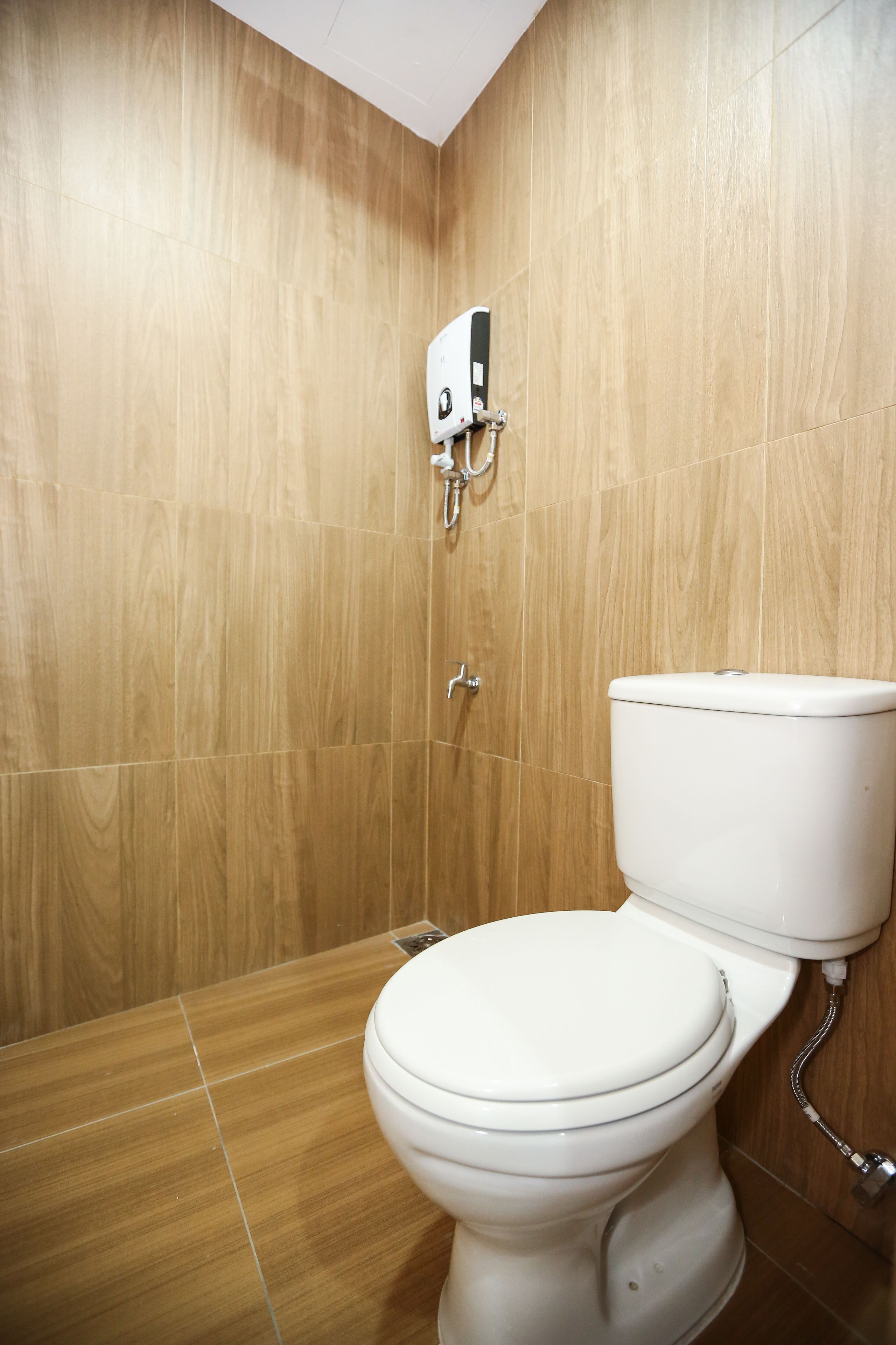 superior twin room | bathroom | shower, free toiletries, hair dryer, towels