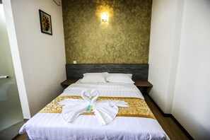 Quarto superior, 1 cama Queen | Escrivaninha, ferros/tábuas de passar roupa
