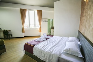 Escritorio, tabla de planchar con plancha, wifi gratis y ropa de cama 