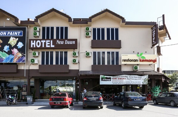 Front of property - New Dawn Hotel (Pontian)
