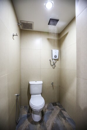 Quarto solteiro standard | Banheiro | Chuveiro, produtos de toalete grátis