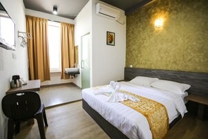 Superior Room, 1 Queen Bed | Desk, iron/ironing board, rollaway beds, free WiFi