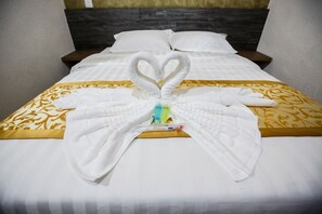 Desk, iron/ironing board, rollaway beds, free WiFi - New Dawn Hotel (Pontian)