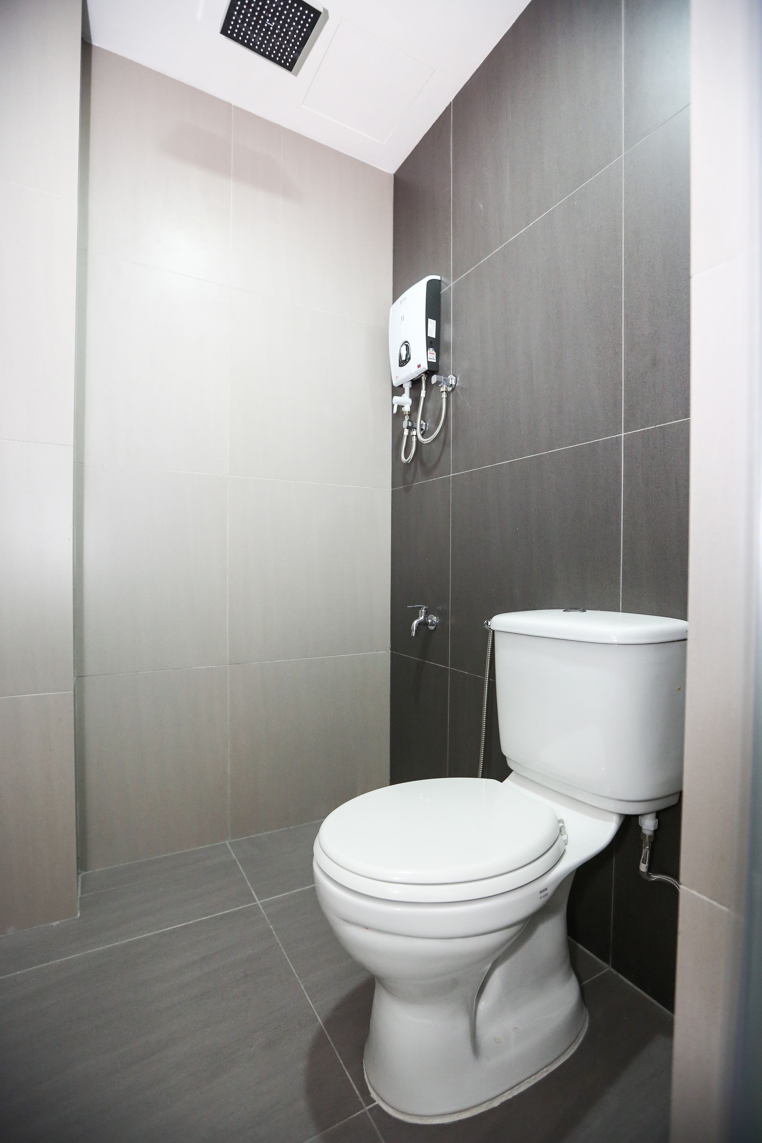 standard single room | bathroom | shower, free toiletries, hair dryer, towels