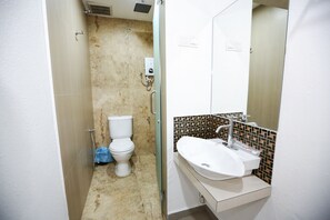 Shower, free toiletries, hair dryer, towels - New Dawn Hotel (Pontian)