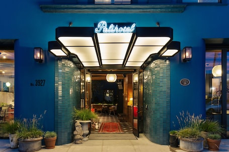 Property entrance. Palihotel Culver City
