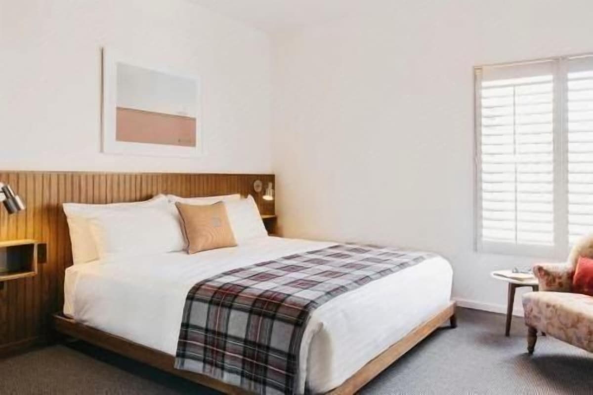 Egyptian cotton sheets, premium bedding, memory foam beds, minibar