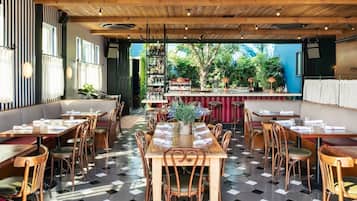 Petit déjeuner, dîner et brunch servis sur place