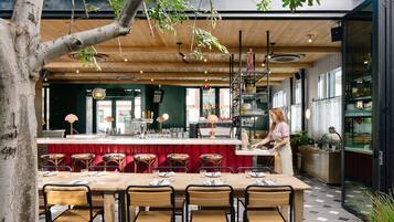 Café da manhã, jantar e brunch aos fins de semana; culinária francesa