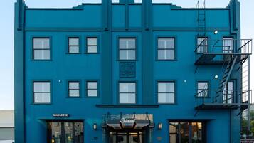 A blue building with a sign reading "Palhotel" and the number "3927".