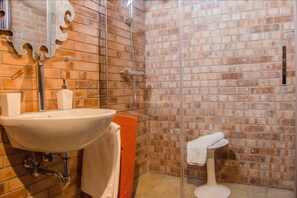 Kamer (Frantoio) | Badkamer | Een douche, gratis toiletartikelen, een haardroger, een bidet