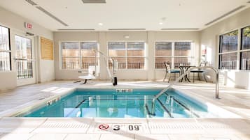 Inomhuspool och solstolar