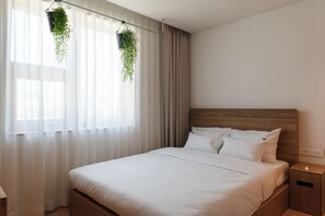 Desk, soundproofing, free WiFi, bed sheets