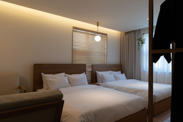 Escritorio, sistema de insonorización, wifi gratis y ropa de cama