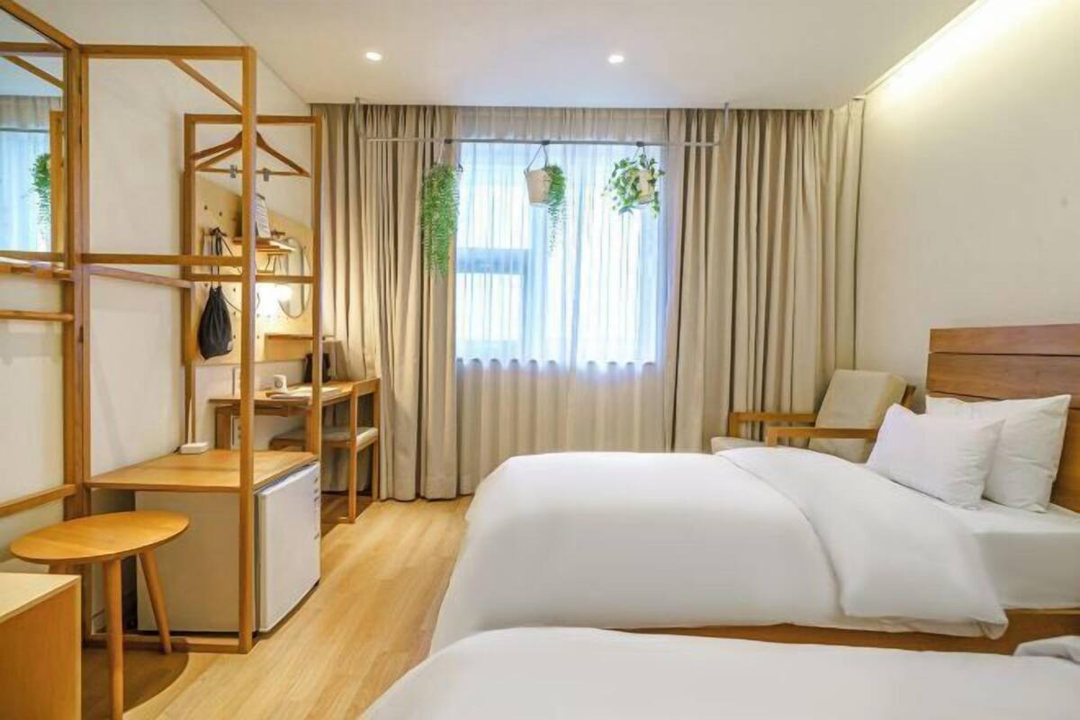 Escritorio, insonorización, wifi gratis y ropa de cama