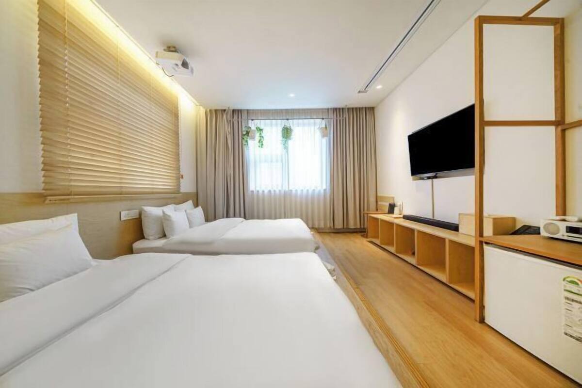 Escritorio, insonorización, wifi gratis y ropa de cama