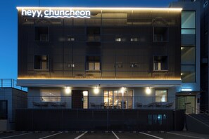 Un edificio moderno con un letrero que dice "neyy, chunchion".