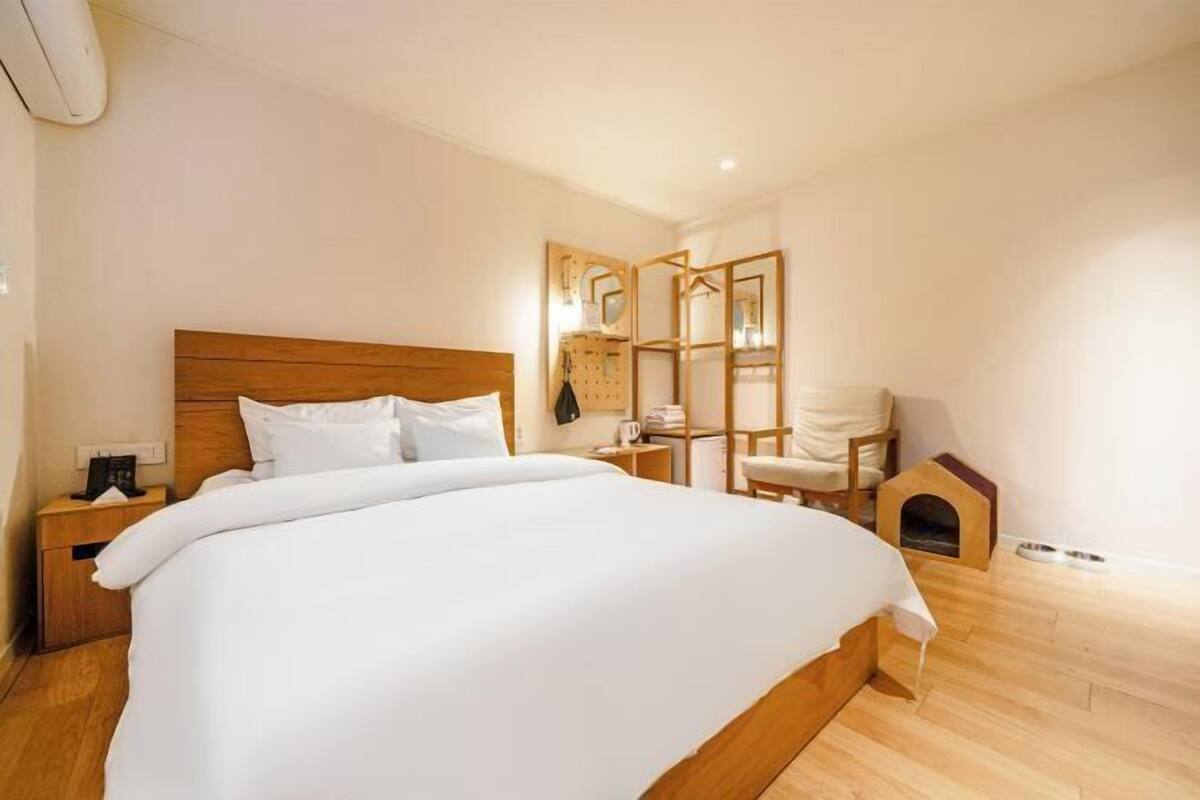 Escritorio, insonorización, wifi gratis y ropa de cama