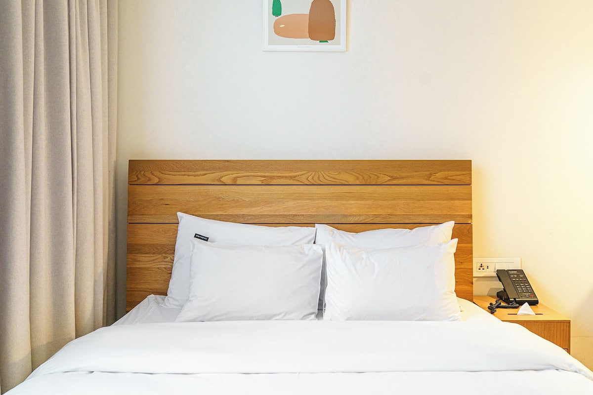 Desk, soundproofing, free WiFi, bed sheets