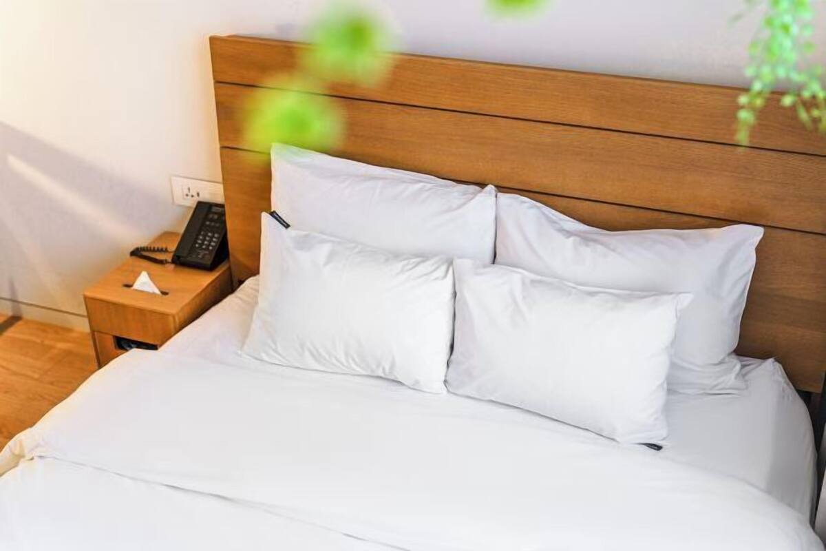 Escritorio, insonorización, wifi gratis y ropa de cama