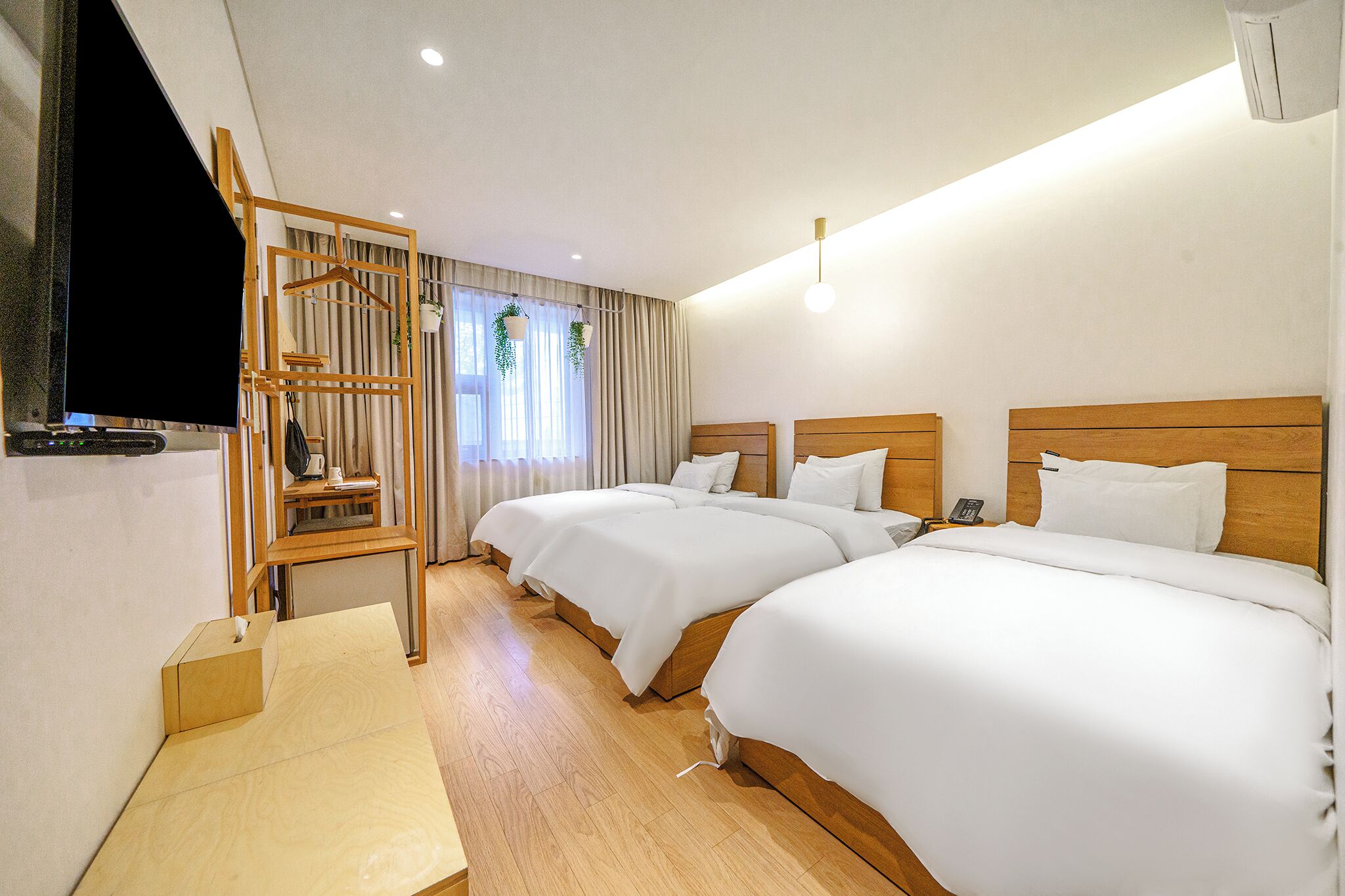 Deluxe Triple Room | Desk, soundproofing, WiFi (free), bed sheets