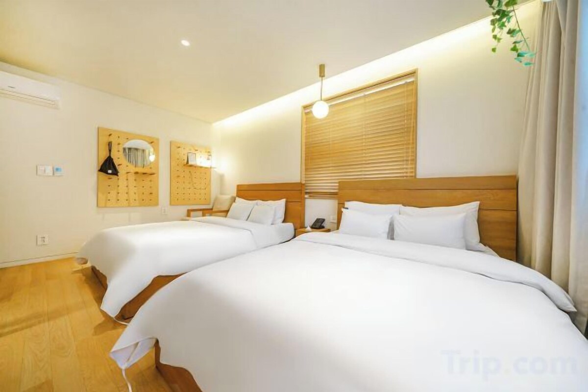 Escritorio, sistema de insonorización, wifi gratis y ropa de cama