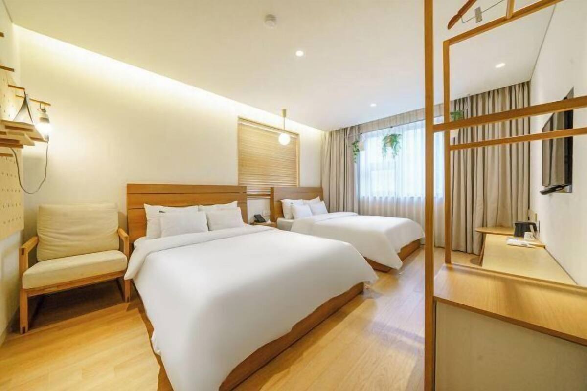 Escritorio, insonorización, wifi gratis y ropa de cama