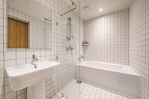 Habitación Deluxe doble | Baño | Secador de pelo, albornoces, zapatillas y toallas