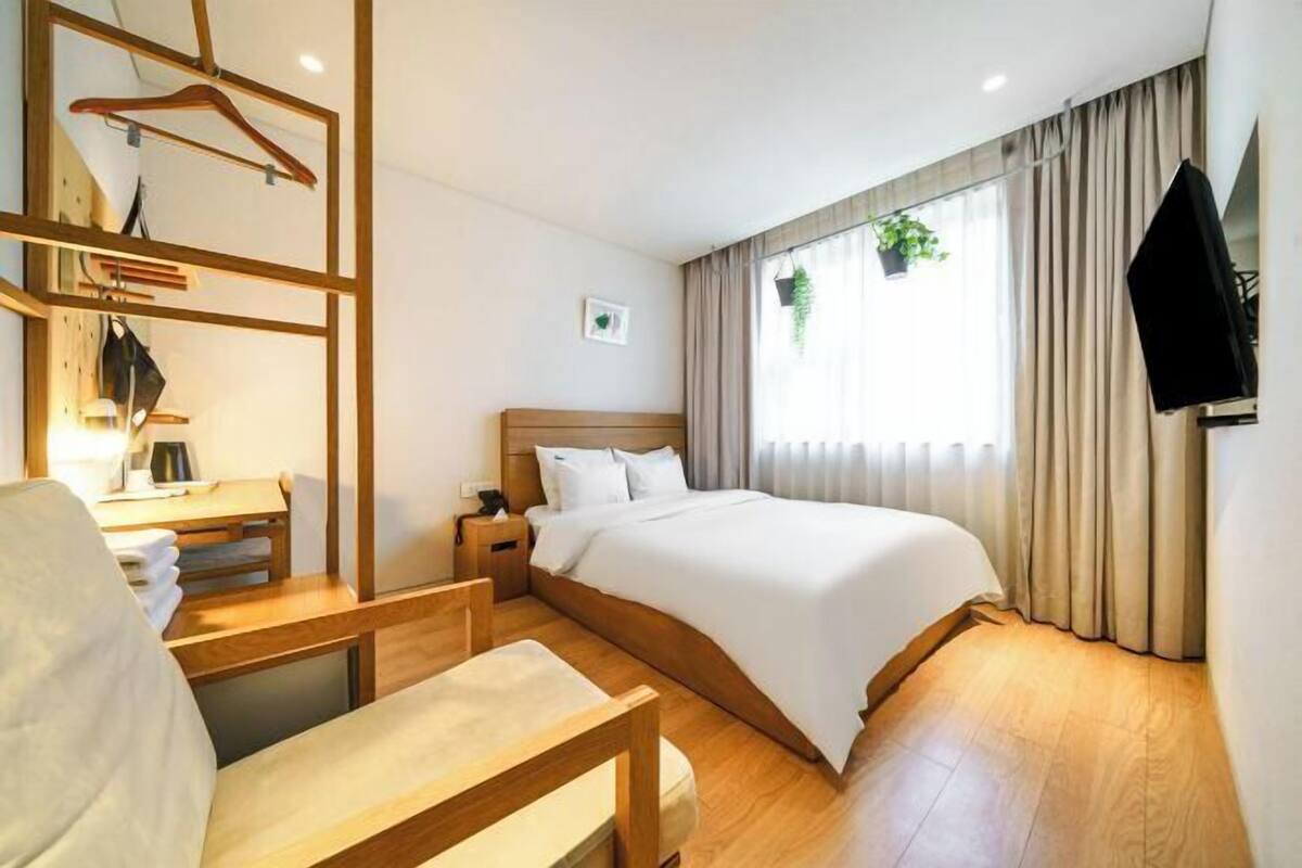 Escritorio, insonorización, wifi gratis y ropa de cama