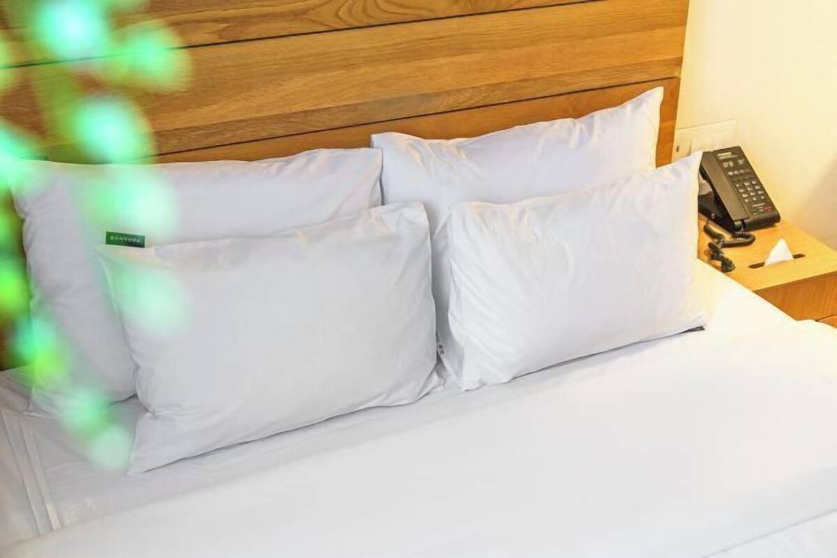 Escritorio, insonorización, wifi gratis y ropa de cama