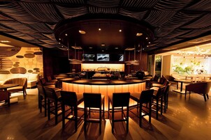 2 bares, bar junto a la piscina