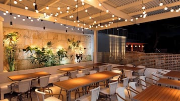供應早餐、午餐、晚餐;本地及多國菜