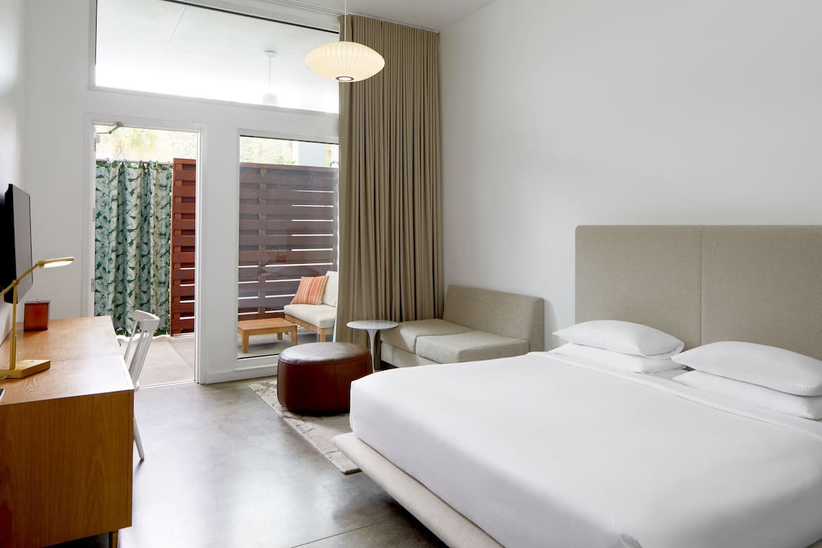 Habitación Deluxe, 1 cama de matrimonio grande con sofá cama, patio (Poolside) | Ropa de cama de alta calidad y edredones de plumas