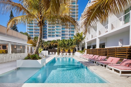 3 piscinas al aire libre, camas de piscina con cargo, sombrillas