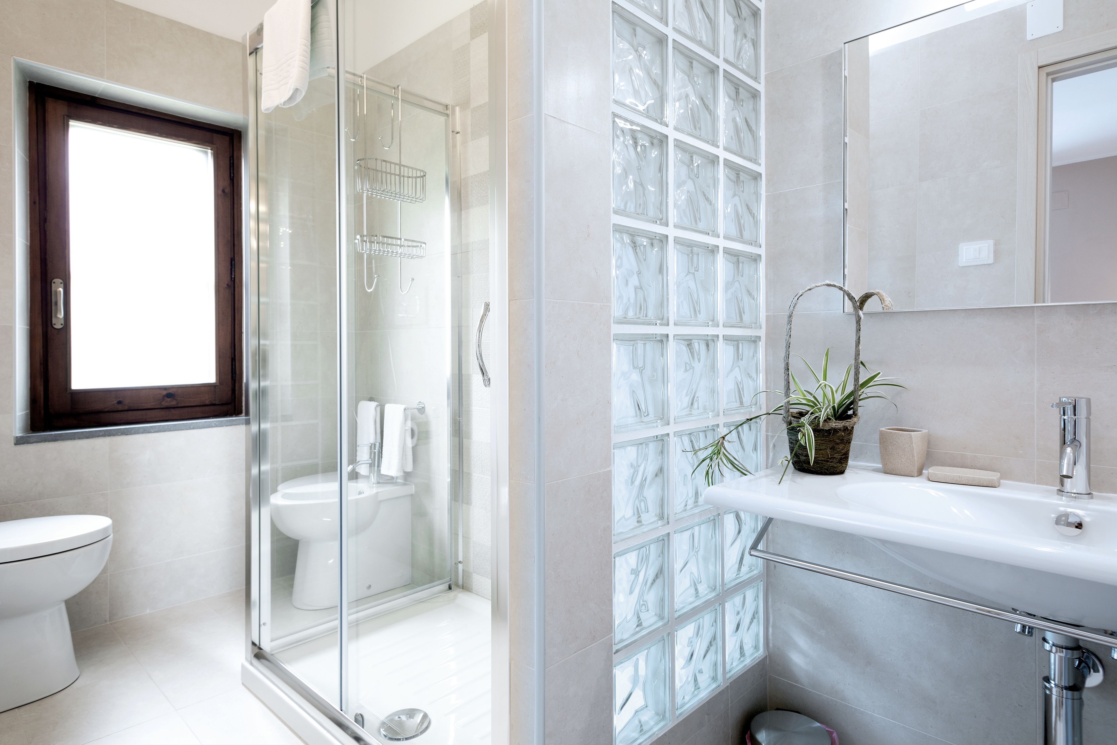 Junior-Suite | Badezimmer | Dusche, Regendusche, kostenlose Toilettenartikel, Haartrockner