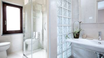 Junior-Suite | Badezimmer | Dusche, Regendusche, kostenlose Toilettenartikel, Haartrockner