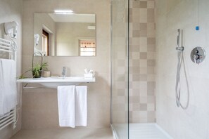 Klassieke tweepersoonskamer | Badkamer | Een douche, een regendouche, gratis toiletartikelen, een haardroger