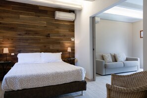 Phòng Suite tiện nghi đơn giản | Bộ đồ giường cao cấp, nệm cao su hoạt tính (memory foam), minibar 