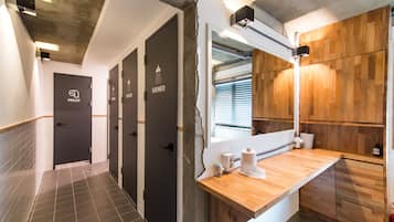 Shower, rainfall showerhead, free toiletries, hair dryer