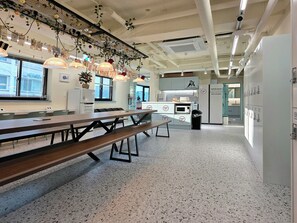 宿舍, 女士专用房 | 起居区 | 平板电视、电脑