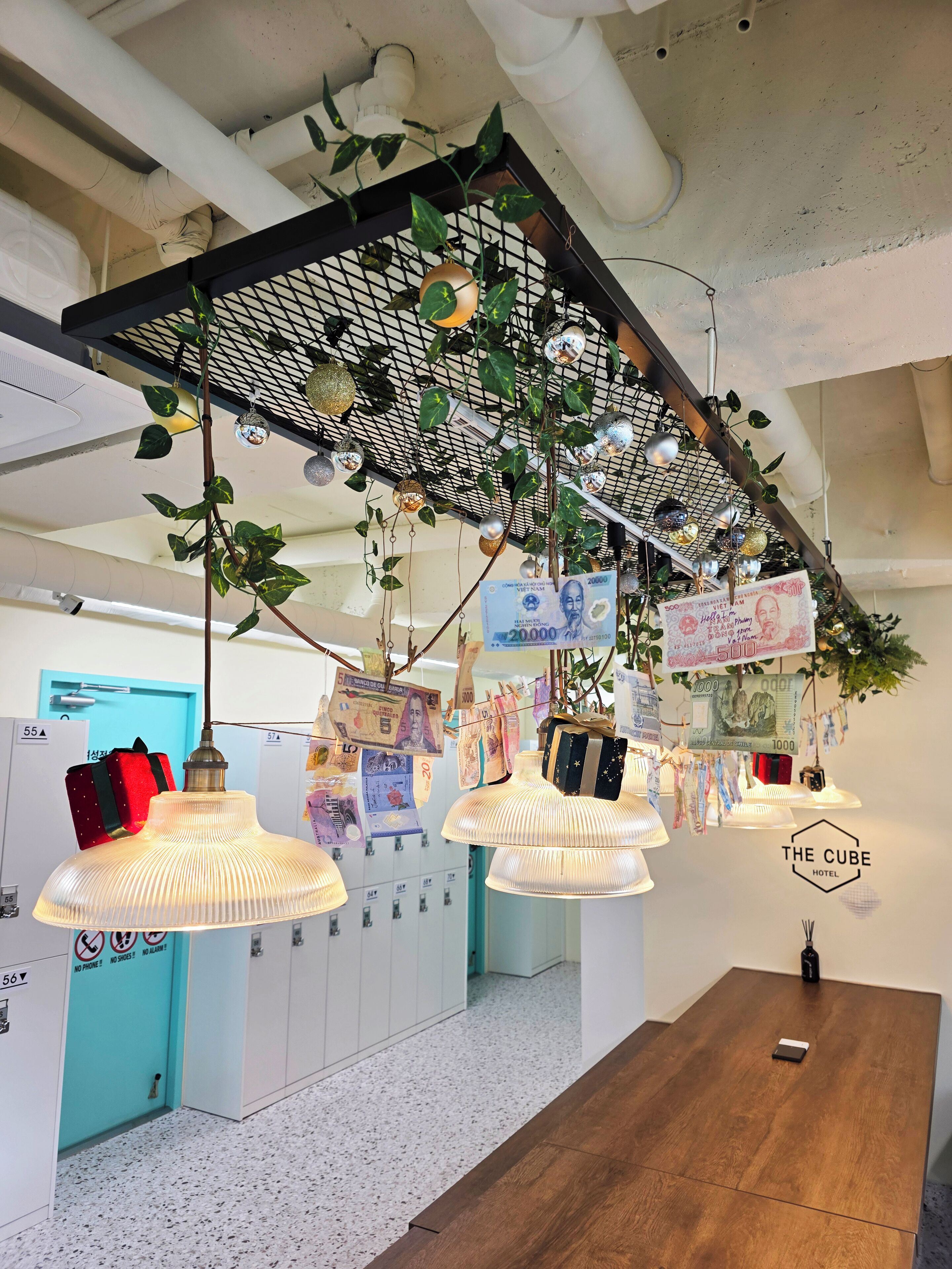 공용 도미토리, 여성 전용 | 거실 공간 | 평면 TV, 컴퓨터