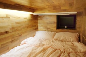 In-room safe, individually decorated, individually furnished - The Cube Hotel - Hostel (Seoul)