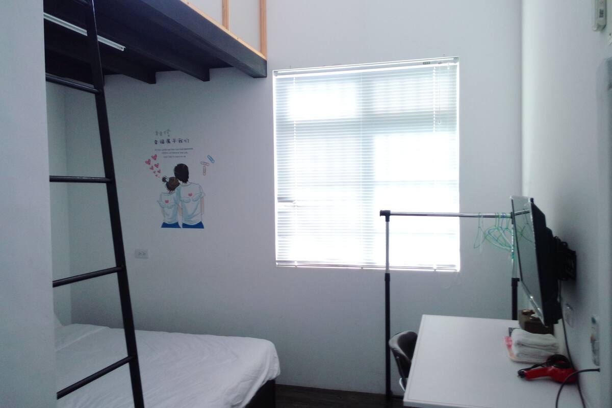 Escritorio, cortinas blackout, sistema de insonorización y wifi gratis