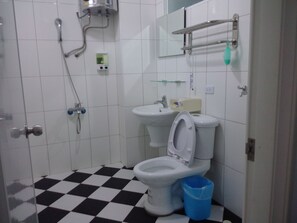 Standard Quadruple Room, 2 Double Beds | Bathroom | Shower, free toiletries, hair dryer, slippers - Caitlyn Hostel II (Taitung)